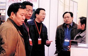 郑州技术开发区管委会领导与微纳科技技术顾问在展会上进行技术交流