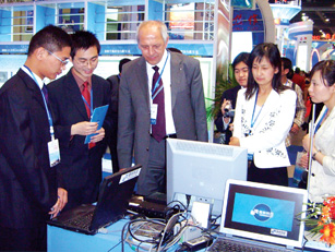 2007年中博会上微纳科技工作人员与欧洲客商在技术上进行切磋