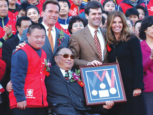 中国残联主席邓朴方与国际特奥会主席蒂姆·施莱佛、特奥大使施瓦辛格及运动员们在一起 （图片由中国残疾人奥林匹克运动管理中心提供）