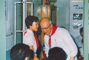 1988年，在北京宣武区少年科技宫，与小朋友亲切交谈