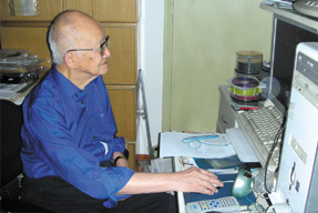94岁的罗院士使用电脑轻松自如 （李琪 / 摄）  