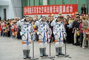 航天员景海鹏（左）、翟志刚（中）、刘伯明（右）