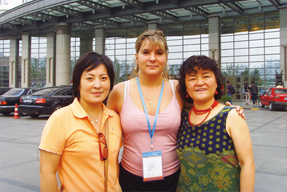 李莲娜(右一)在国际水大会期间