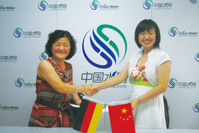 李莲娜与中国水网总经理张丽珍签约