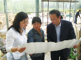 胡洪营在指导工程