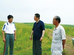 向饲料专家姜茂武教授（中）及荣誉学代谢学专家田然升（右）介绍有机野猪饲料情况