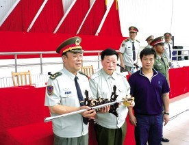 向驻香港部队司令员王继堂赠刀