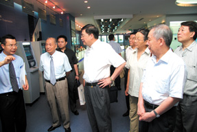 广电运通总经理叶子瑜（左一）向参会院士介绍产品情况，（左二）戴汝为院士、（左四）刘人怀院士、（右一）方家熊院士、（右二）熊有伦院士