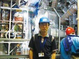 中国科学家欧阳群研究员在ATLAS探测器安装现场