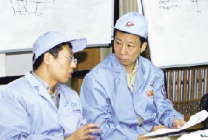 空间科学与应用总体部为我国载人航天事业作出了突出贡献，图为顾逸东总设计师（右）和赵光恒（左）副总设计师