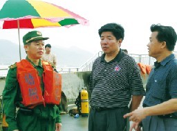 在防汛抗洪一线检查