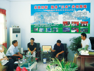 省畜牧局领导到公司指导，由蔡教授（左）和曹明军（右）专家汇报工作