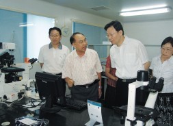 科技部副部长李学勇(右二)与内蒙古科技厅厅长徐凤君副厅长、林莉考察内蒙古大学重点实验室