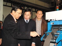 自治区副主席连辑（左一）与徐凤君厅长一同考察稀土电池