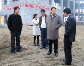 内蒙古科技厅厅长徐凤君（右二）冒雨考察金骄生物柴油基地