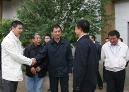 董事长尹会涞（左三）与来公司视察的哈尔宾市委书记杜宇新（右二）亲切握手
