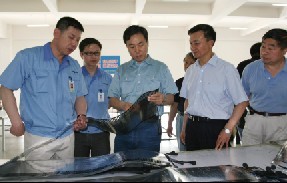 哈尔滨市副市长王世华（左三）来公司视察（左一）为董事长尹会涞