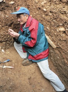 黄万波在200万年前的巫山龙骨坡遗址考察