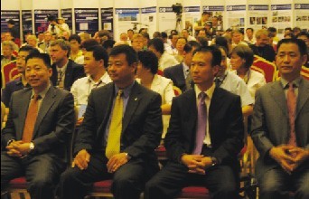 从左至右：杨利伟、焦立中、费俊龙、聂海胜