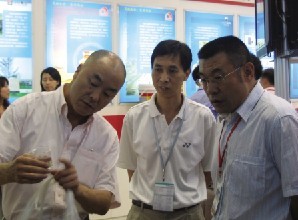 总经理张中田（左一）向北京市发改委领导介绍企业产品和技术
