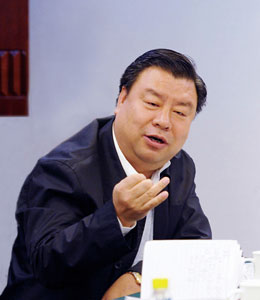 广新集团董事长_广怀集团董事长照片
