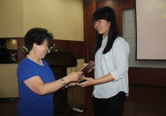 中国生产力促进中心协会理事长刘玉兰（左）向表现优异的学生颁发荣誉证书.jpg