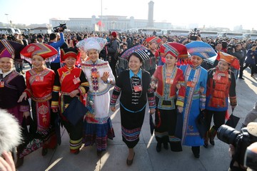 少数民族代表步入会场