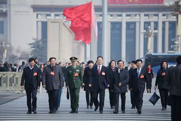 参加会议的人大代表步入会场