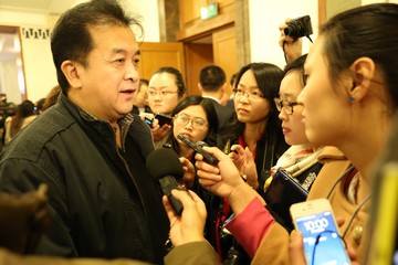 黄宏委员又被记者团团围住