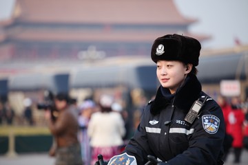 警花在执勤