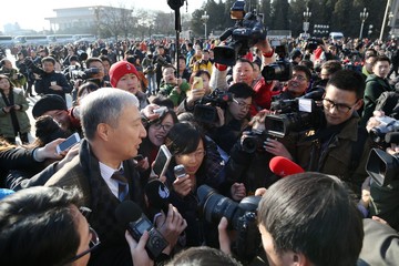 田力普委员接受记者采访