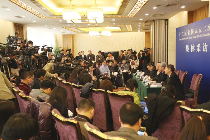 四位全国人大代表答走新型工业化道路，打造经济升级版