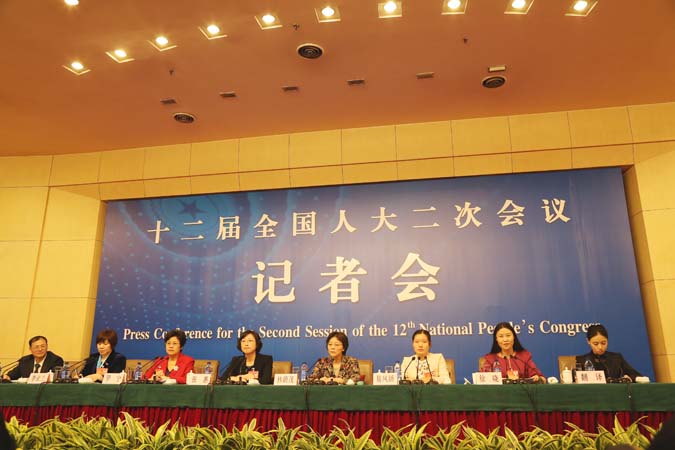 六位女代表答社会文明进程中的女性发展和权益保护