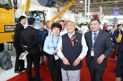 机械工业部原部长何光远参观展区并对徐工产品赞不绝口.jpg