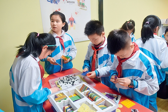 2 青少年在比特实验室动手实验_副本.jpg