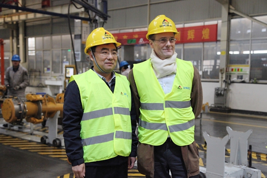 7 山东临工总经理文德刚陪同扬-本尼迪克特•斯廷坎普参观临工工厂.jpg