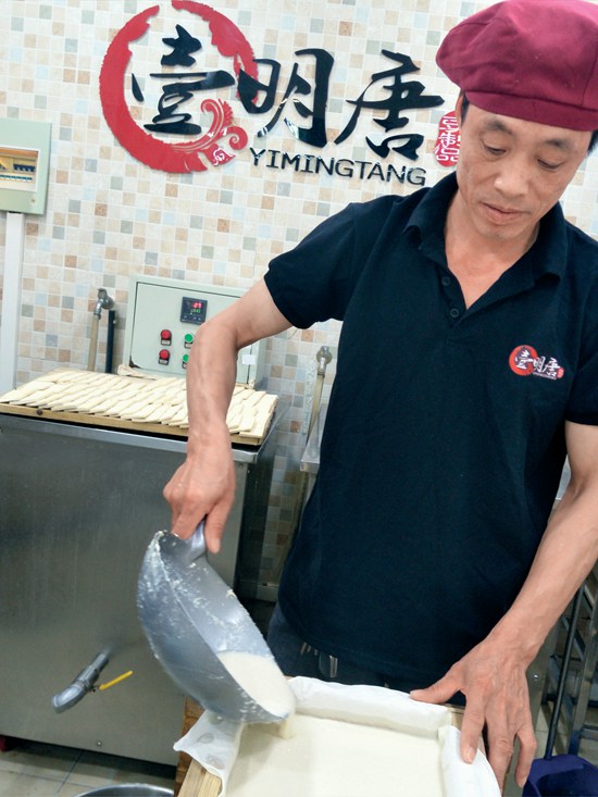老师傅正在制作豆腐.jpg