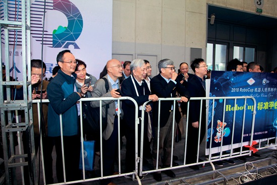 4.郑南宁院士一行观看机器人足球赛.JPG