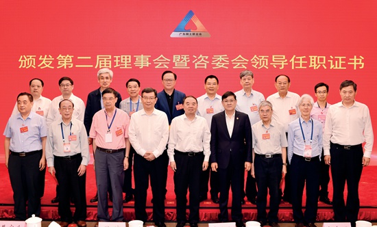 广东院士联合会第二届领导机构和与会领导合影.jpg