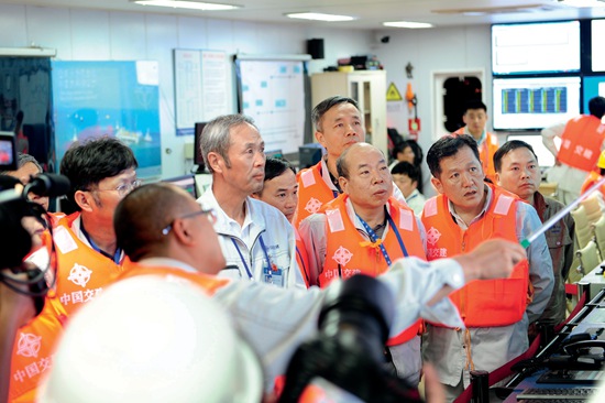 林鸣总经理在“津安3”沉管安装船指挥室指挥沉管安装.JPG