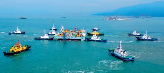 E33沉管浮运施工.jpg