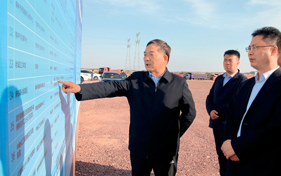 1、陕煤集团党委书记、董事长杨照乾（中）在下属榆林化学公司煤炭分质利用制化工新材料示范项目工地检查工作.jpg