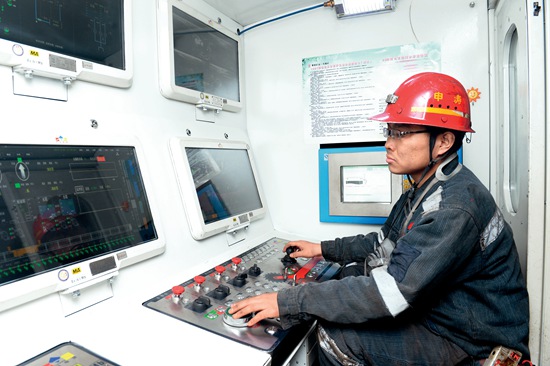 3、陕煤集团黄陵矿业公司智能化无人综采工作面，采煤工人在顺槽监控中心内进行远程采煤作业.jpg