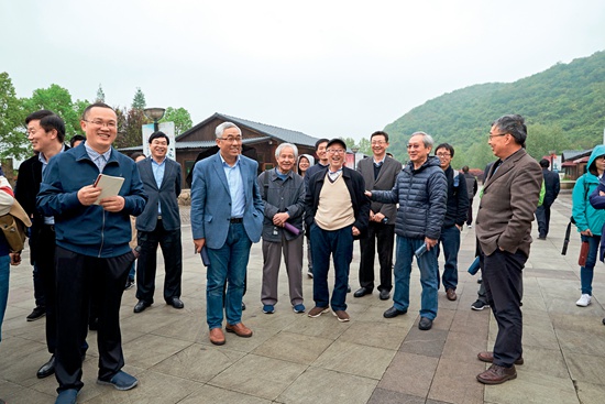 院士实地考察金钉子.jpg
