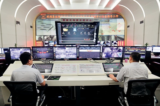 陕煤集团黄陵矿业二号煤矿职工在调度指挥中心进行智能化采煤作业.JPG