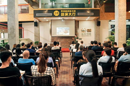 举办人才招聘技巧讲解会 .JPG