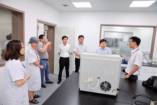 陈坚院士实地考察湖州市食品药品检验研究院.jpg