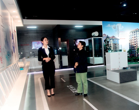 参观阿尔雷刚系列绝缘产品展示（右一）本刊社长宋文芳.jpg