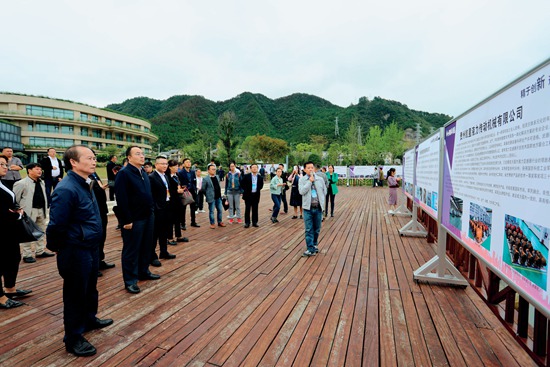 参会领导嘉宾还实地参观了汇川区创业创新成果展.jpg
