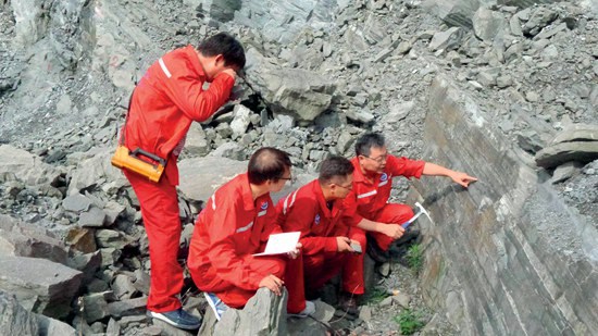 野外观察岩石.jpg